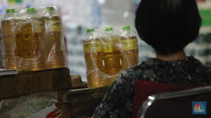 Pekerja mengukur produk minyak goreng minyakita kemasan satu liter di Kawasan Pasar Tebet, Jakarta, Selasa, (11/2/2025). (CNBC Indonesia/Muhammad Sabki) Pekerja mengukur produk minyak goreng minyakita kemasan satu liter di Kawasan Pasar Tebet, Jakarta, Selasa, (11/2/2025). (CNBC Indonesia/Muhammad Sabki)