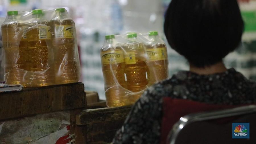 Pekerja mengukur produk minyak goreng minyakita kemasan satu liter di Kawasan Pasar Tebet, Jakarta, Selasa, (11/2/2025). (CNBC Indonesia/Muhammad Sabki)