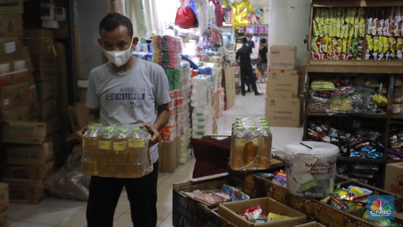 Pekerja mengukur produk minyak goreng minyakita kemasan satu liter di Kawasan Pasar Tebet, Jakarta, Selasa, (11/2/2025). (CNBC Indonesia/Muhammad Sabki)