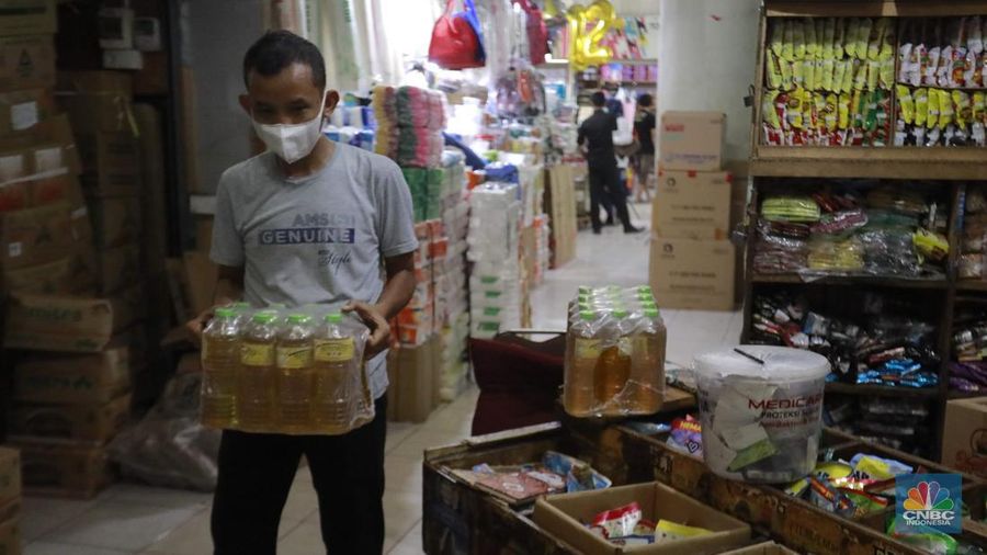 Pekerja mengukur produk minyak goreng minyakita kemasan satu liter di Kawasan Pasar Tebet, Jakarta, Selasa, (11/2/2025). (CNBC Indonesia/Muhammad Sabki)