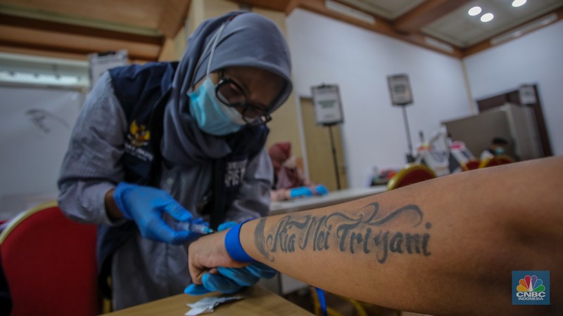 Peserta menjalani program hapus toto dengan mesin laser di Balaikota DKI Jakarta, Selasa (11/3/2025). (CNBC Indonesia/Faisal Rahman)