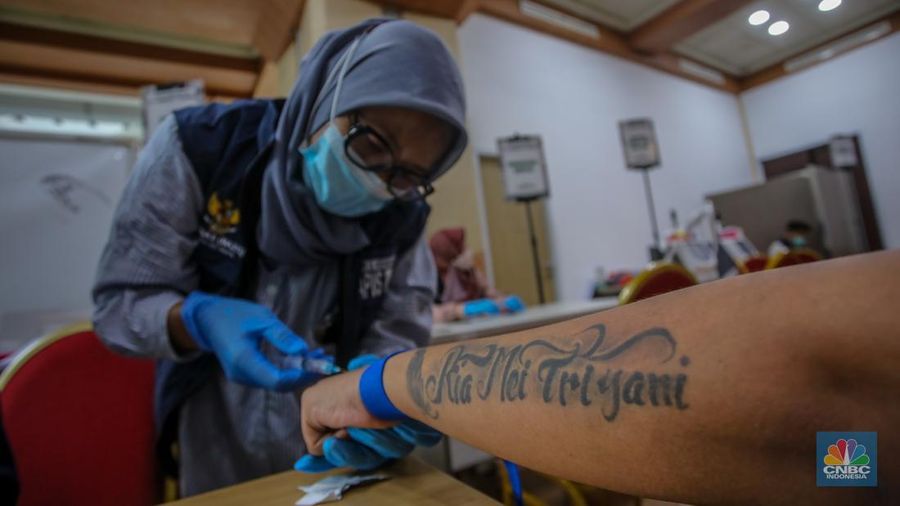 Peserta menjalani program hapus toto dengan mesin laser di Balaikota DKI Jakarta, Selasa (11/3/2025). (CNBC Indonesia/Faisal Rahman)