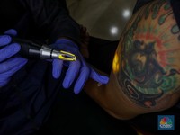 Ikut Saran Tukang Tato, Wanita Ini Kerja 3 Hari Seminggu Raup Rp16,7 M