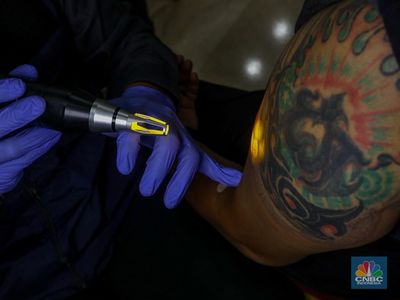 Ikut Saran Tukang Tato, Wanita Ini Kerja 3 Hari Seminggu Raup Rp16,7 M
