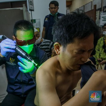 Potret Warga Serbu Hapus Tato Gratis saat Ramadan