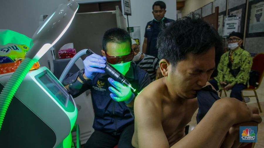 Peserta menjalani program hapus toto dengan mesin laser di Balaikota DKI Jakarta, Selasa (11/3/2025). (CNBC Indonesia/Faisal Rahman)