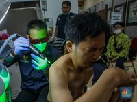 Potret Warga Serbu Hapus Tato Gratis saat Ramadan