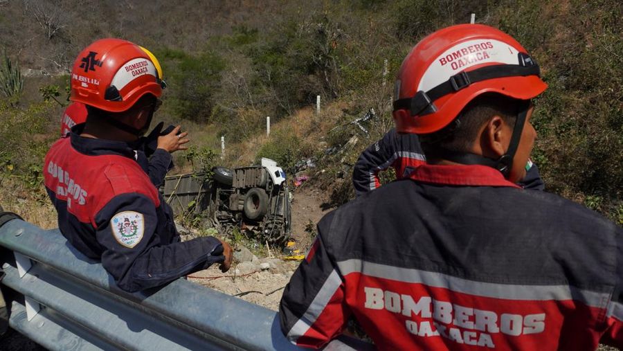 Pemandangan drone menunjukkan lokasi kecelakaan bus yang menelan beberapa korban di Santo Domingo Narro, Oaxaca, Meksiko, 10 Maret 2025. (REUTERS/Jose de Jesus Cortes)