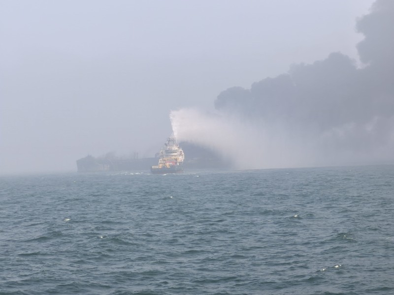 Gambar yang disediakan oleh Bartek Śmiałek ini menunjukkan asap mengepul dari sebuah kapal setelah sebuah kapal kargo menabrak sebuah kapal tanker yang membawa bahan bakar jet di lepas pantai Inggris timur pada hari Senin, 10 Maret 2025, menyebabkan kebakaran dan membuat bahan bakar mengalir ke Laut Utara. (Bartek Śmiałek via AP)