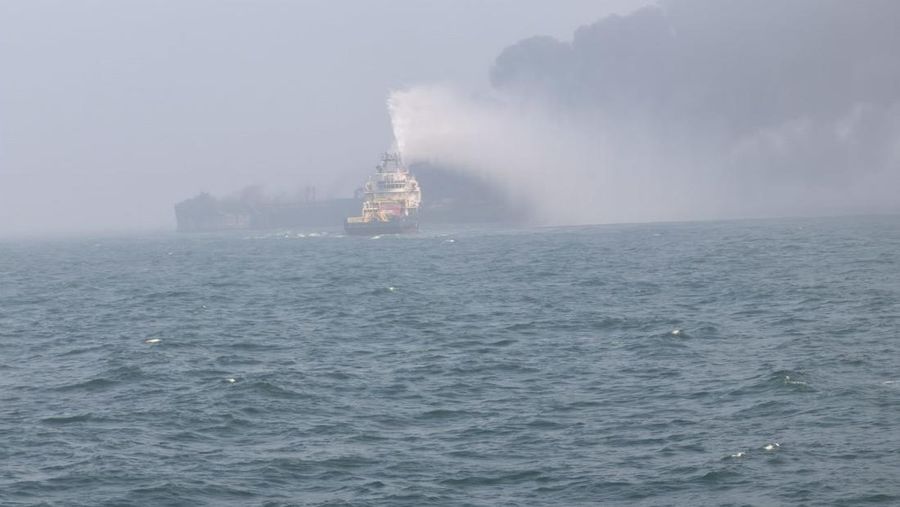 Gambar yang disediakan oleh Bartek Śmiałek ini menunjukkan asap mengepul dari sebuah kapal setelah sebuah kapal kargo menabrak sebuah kapal tanker yang membawa bahan bakar jet di lepas pantai Inggris timur pada hari Senin, 10 Maret 2025, menyebabkan kebakaran dan membuat bahan bakar mengalir ke Laut Utara. (Bartek Śmiałek via AP)