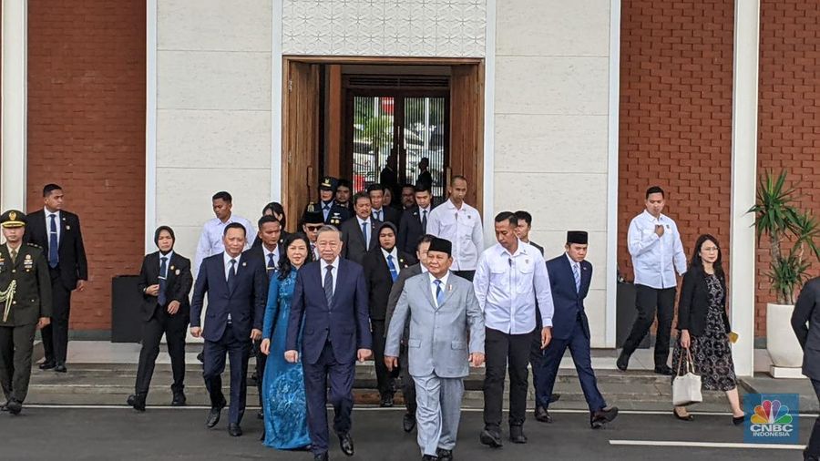 Presiden Prabowo Subianto mengantar kepulangan Sekretaris Jenderal Partai Komunis Vietnam To Lam dan ibu Ngo Phu 'o' ng Ly di Lapangan Udara Halimperdana Kusuma, Selasa (11/3/2025). (²©²ÊÍøÕ¾/Emir Yanwardhana)