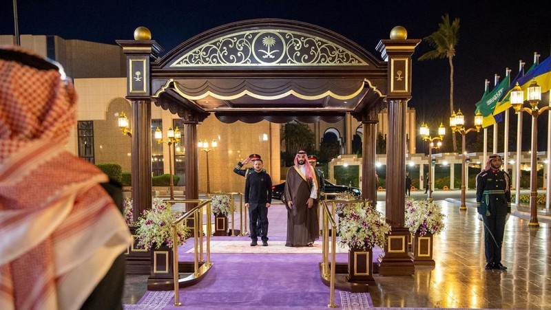 Iring-iringan kendaraan yang membawa Presiden Ukraina Volodymyr Zelensky tiba di Arab Saudi, Senin (10/3). Kedatangan Zelensky ini persis satu hari sebelum perundingan Ukraina dan Amerika Serikat (AS) soal konflik dengan Rusia. (Tangkapan Layar Video Reuters/SAUDI PRESS AGENCY / SOCIAL MEDIA WEBSITE)