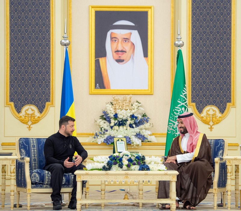 Iring-iringan kendaraan yang membawa Presiden Ukraina Volodymyr Zelensky tiba di Arab Saudi, Senin (10/3). Kedatangan Zelensky ini persis satu hari sebelum perundingan Ukraina dan Amerika Serikat (AS) soal konflik dengan Rusia. Iring-iringan kendaraan yang membawa Presiden Ukraina Volodymyr Zelensky tiba di Arab Saudi, Senin (10/3). Kedatangan Zelensky ini persis satu hari sebelum perundingan Ukraina dan Amerika Serikat (AS) soal konflik dengan Rusia. (Tangkapan Layar Video Reuters/SAUDI PRESS AGENCY / SOCIAL MEDIA WEBSITE)