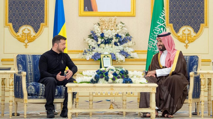 Iring-iringan kendaraan yang membawa Presiden Ukraina Volodymyr Zelensky tiba di Arab Saudi, Senin (10/3). Kedatangan Zelensky ini persis satu hari sebelum perundingan Ukraina dan Amerika Serikat (AS) soal konflik dengan Rusia. (Tangkapan Layar Video Reuters/SAUDI PRESS AGENCY / SOCIAL MEDIA WEBSITE)