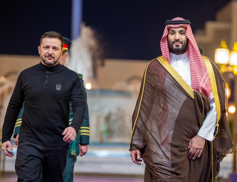 Iring-iringan kendaraan yang membawa Presiden Ukraina Volodymyr Zelensky tiba di Arab Saudi, Senin (10/3). Kedatangan Zelensky ini persis satu hari sebelum perundingan Ukraina dan Amerika Serikat (AS) soal konflik dengan Rusia. Iring-iringan kendaraan yang membawa Presiden Ukraina Volodymyr Zelensky tiba di Arab Saudi, Senin (10/3). Kedatangan Zelensky ini persis satu hari sebelum perundingan Ukraina dan Amerika Serikat (AS) soal konflik dengan Rusia. (Tangkapan Layar Video Reuters/SAUDI PRESS AGENCY / SOCIAL MEDIA WEBSITE)
