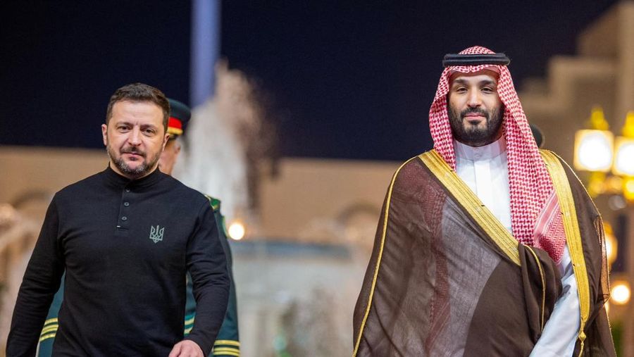 Iring-iringan kendaraan yang membawa Presiden Ukraina Volodymyr Zelensky tiba di Arab Saudi, Senin (10/3). Kedatangan Zelensky ini persis satu hari sebelum perundingan Ukraina dan Amerika Serikat (AS) soal konflik dengan Rusia. (Tangkapan Layar Video Reuters/SAUDI PRESS AGENCY / SOCIAL MEDIA WEBSITE)