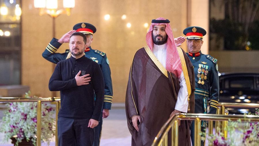 Presiden Ukraina Volodymyr Zelenskiy bertemu Putra Mahkota Saudi, Mohammed bin Salman, selama kunjungannya ke Jeddah, Arab Saudi, 10 Maret 2025. (Saudi Press Agency/Handout via REUTERS)