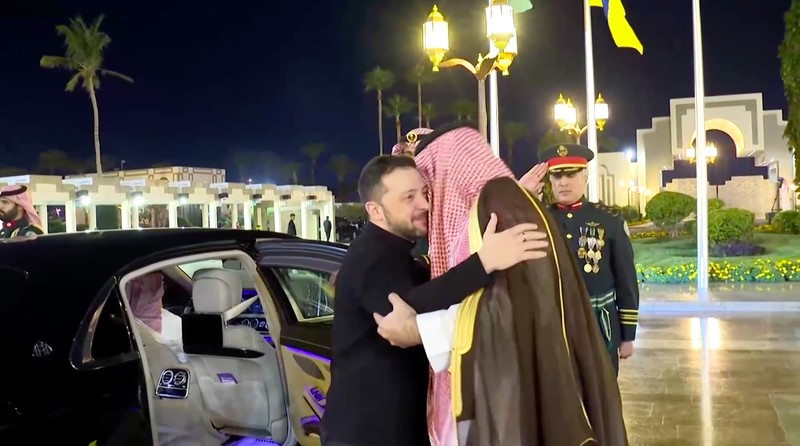 Iring-iringan kendaraan yang membawa Presiden Ukraina Volodymyr Zelensky tiba di Arab Saudi, Senin (10/3). Kedatangan Zelensky ini persis satu hari sebelum perundingan Ukraina dan Amerika Serikat (AS) soal konflik dengan Rusia. Iring-iringan kendaraan yang membawa Presiden Ukraina Volodymyr Zelensky tiba di Arab Saudi, Senin (10/3). Kedatangan Zelensky ini persis satu hari sebelum perundingan Ukraina dan Amerika Serikat (AS) soal konflik dengan Rusia. (Tangkapan Layar Video Reuters/SAUDI PRESS AGENCY / SOCIAL MEDIA WEBSITE)