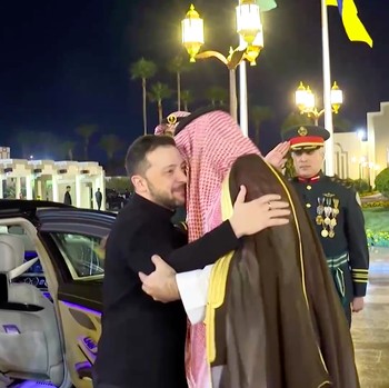 Momen Zelensky Disambut Pelukan Pangeran Arab, Perang Rusia Berakhir?
