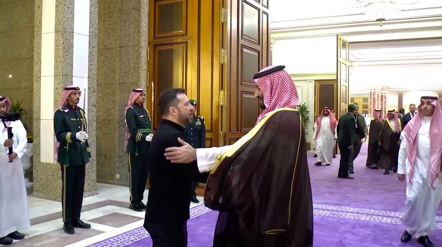 Iring-iringan kendaraan yang membawa Presiden Ukraina Volodymyr Zelensky tiba di Arab Saudi, Senin (10/3). Kedatangan Zelensky ini persis satu hari sebelum perundingan Ukraina dan Amerika Serikat (AS) soal konflik dengan Rusia. (Tangkapan Layar Video Reuters/SAUDI PRESS AGENCY / SOCIAL MEDIA WEBSITE)