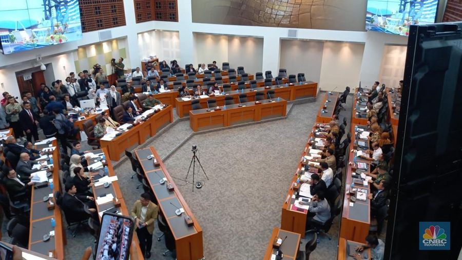 Raker Komisi I DPR RI. Agenda: Pembicaraan Tingkat I dalam rangka Pembahasan RUU tentang Perubahan atas UU No. 34 Tahun 2004 tentang Tentara Nasional Indonesia, Selasa (11/3/2025). (վ/Arrijal Rachman)