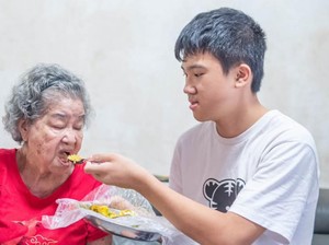 Kisah Haru Remaja Yatim Piatu yang Berjuang demi Sang Nenek