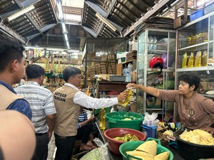 Satgas Pangan Gandeng Badan Metrologi Cek Minyakita di Pasar Gede Solo
