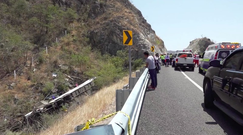 Pemandangan drone menunjukkan lokasi kecelakaan bus yang menelan beberapa korban di Santo Domingo Narro, Oaxaca, Meksiko, 10 Maret 2025. Pemandangan drone menunjukkan lokasi kecelakaan bus yang menelan beberapa korban di Santo Domingo Narro, Oaxaca, Meksiko, 10 Maret 2025. (REUTERS/Jose de Jesus Cortes)