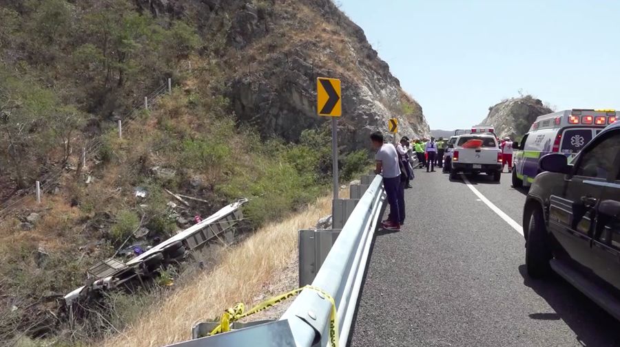 Pemandangan drone menunjukkan lokasi kecelakaan bus yang menelan beberapa korban di Santo Domingo Narro, Oaxaca, Meksiko, 10 Maret 2025. (REUTERS/Jose de Jesus Cortes)