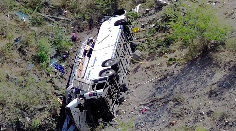 Pemandangan drone menunjukkan lokasi kecelakaan bus yang menelan beberapa korban di Santo Domingo Narro, Oaxaca, Meksiko, 10 Maret 2025. Pemandangan drone menunjukkan lokasi kecelakaan bus yang menelan beberapa korban di Santo Domingo Narro, Oaxaca, Meksiko, 10 Maret 2025. (REUTERS/Jose de Jesus Cortes)