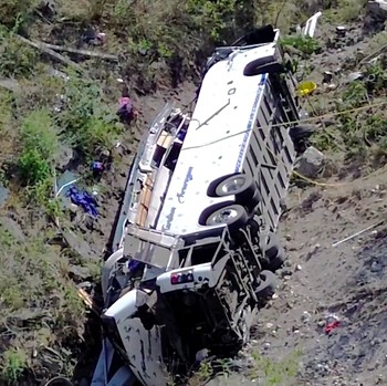 Bus Terbalik & Terguling dari Jalan Raya, 18 Tewas & 12 Terluka