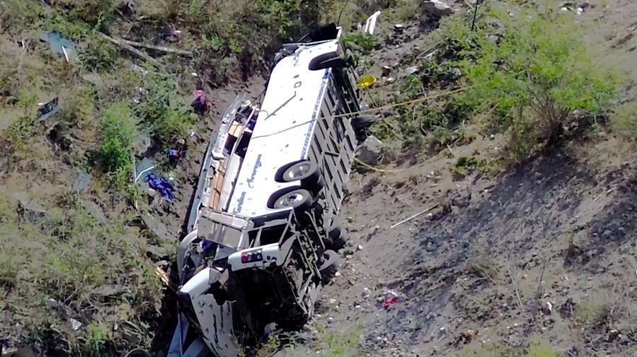 Pemandangan drone menunjukkan lokasi kecelakaan bus yang menelan beberapa korban di Santo Domingo Narro, Oaxaca, Meksiko, 10 Maret 2025. (REUTERS/Jose de Jesus Cortes)