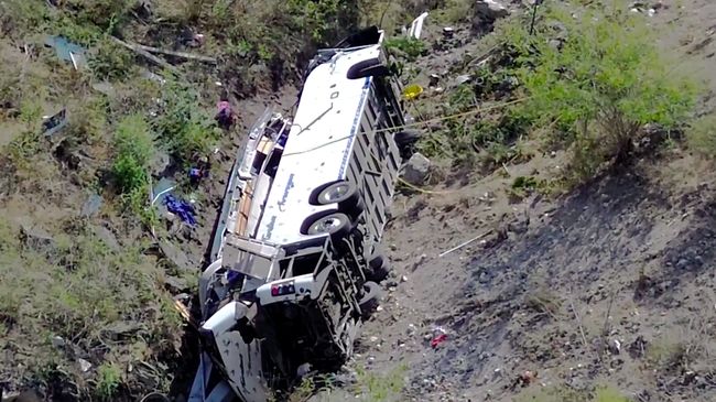 Bus Terbalik dan Terguling dari Jalan Raya, 18 Tewas dan 12 Terluka