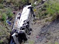 Bus Terbalik & Terguling dari Jalan Raya, 18 Tewas & 12 Terluka