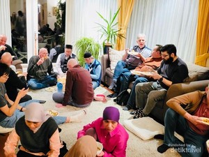 Cerita Saat Para Bule Mualaf dan Diaspora Indonesia Buka Puasa di Belanda