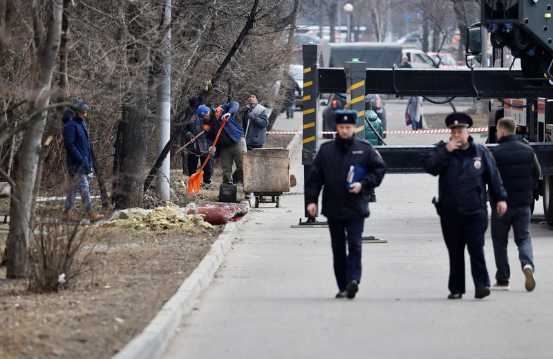 Ukraina menargetkan Moskow pada Selasa pagi dalam apa yang tampaknya merupakan serangan pesawat nirawak terbesarnya dalam perang di ibu kota Rusia, menewaskan sedikitnya satu orang, memicu kebakaran, dan menghentikan transportasi udara dan kereta api di wilayah tersebut. (Tangkapan Layar Video Reuters/SOCIAL MEDIA)