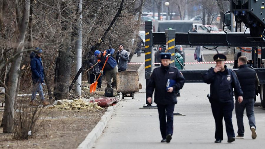 Ukraina menargetkan Moskow pada Selasa pagi dalam apa yang tampaknya merupakan serangan pesawat nirawak terbesarnya dalam perang di ibu kota Rusia, menewaskan sedikitnya satu orang, memicu kebakaran, dan menghentikan transportasi udara dan kereta api di wilayah tersebut. (Tangkapan Layar Video Reuters/SOCIAL MEDIA)