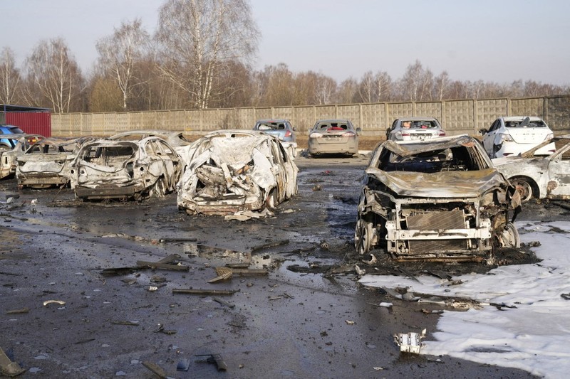 Ukraina menargetkan Moskow pada Selasa pagi dalam apa yang tampaknya merupakan serangan pesawat nirawak terbesarnya dalam perang di ibu kota Rusia, menewaskan sedikitnya satu orang, memicu kebakaran, dan menghentikan transportasi udara dan kereta api di wilayah tersebut. (Tangkapan Layar Video Reuters/SOCIAL MEDIA)