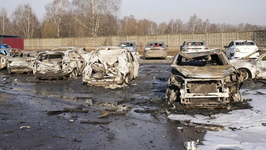 Ukraina menargetkan Moskow pada Selasa pagi dalam apa yang tampaknya merupakan serangan pesawat nirawak terbesarnya dalam perang di ibu kota Rusia, menewaskan sedikitnya satu orang, memicu kebakaran, dan menghentikan transportasi udara dan kereta api di wilayah tersebut. (Tangkapan Layar Video Reuters/SOCIAL MEDIA)