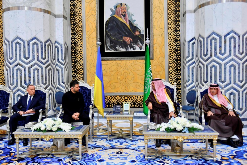 Iring-iringan kendaraan yang membawa Presiden Ukraina Volodymyr Zelensky tiba di Arab Saudi, Senin (10/3). Kedatangan Zelensky ini persis satu hari sebelum perundingan Ukraina dan Amerika Serikat (AS) soal konflik dengan Rusia. (Tangkapan Layar Video Reuters/SAUDI PRESS AGENCY / SOCIAL MEDIA WEBSITE)