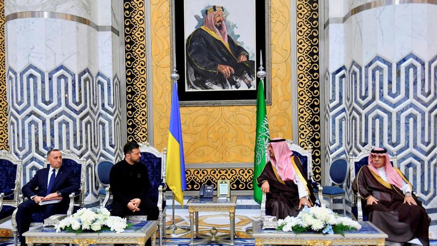 Iring-iringan kendaraan yang membawa Presiden Ukraina Volodymyr Zelensky tiba di Arab Saudi, Senin (10/3). Kedatangan Zelensky ini persis satu hari sebelum perundingan Ukraina dan Amerika Serikat (AS) soal konflik dengan Rusia. (Tangkapan Layar Video Reuters/SAUDI PRESS AGENCY / SOCIAL MEDIA WEBSITE)