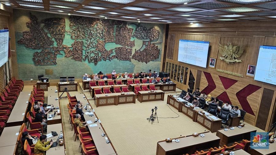 Wakil Ketua Komisi X DPR RI, Lalu Hadrian Irfani saat rapat di Gedung DPR RI, Selasa (11/3/2025). (վ/Intan Rakhmayanti Dewi)