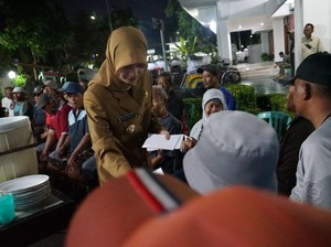 Wali Kota Kediri Ajak Bukber Tukang Becak hingga Pemulung di Rumdin