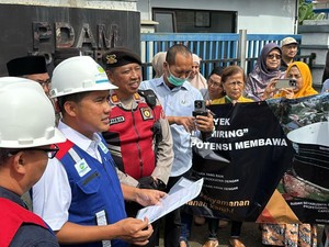 Wawalkot Depok Cek Tangki 10 Juta Liter yang Miring, Disambut Demo Warga