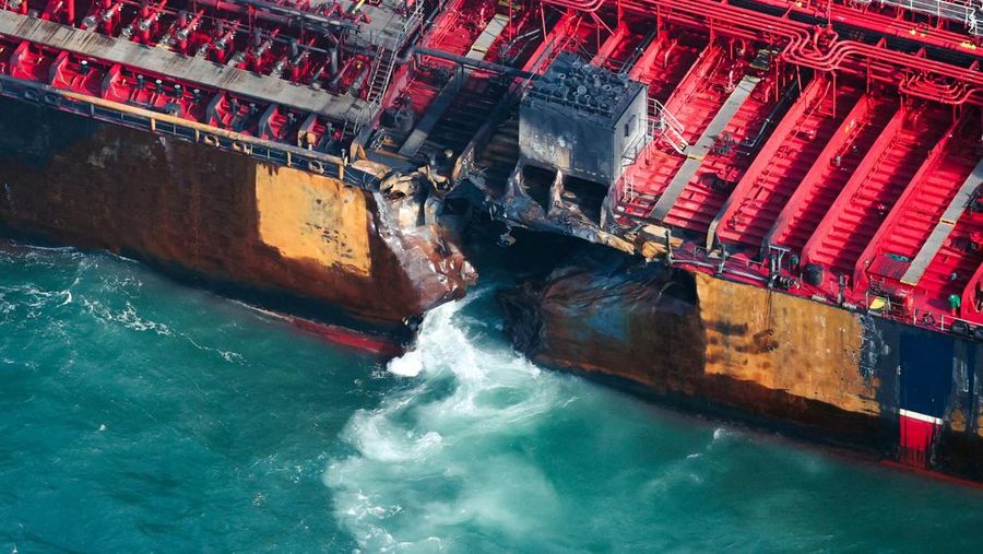 Kapal kargo yang terlibat dalam tabrakan hari Senin dengan kapal tanker bahan bakar jet di lepas pantai timur laut Inggris masih menyala. (Tangkapan Layar Video Reuters/BBC)