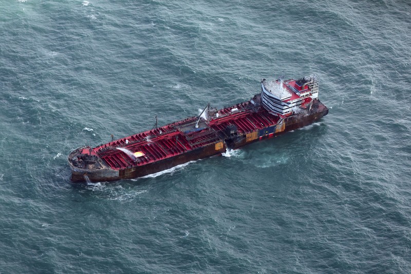 Kapal kargo yang terlibat dalam tabrakan hari Senin dengan kapal tanker bahan bakar jet di lepas pantai timur laut Inggris masih menyala. Kapal kargo yang terlibat dalam tabrakan hari Senin dengan kapal tanker bahan bakar jet di lepas pantai timur laut Inggris masih menyala. (Tangkapan Layar Video Reuters/BBC)