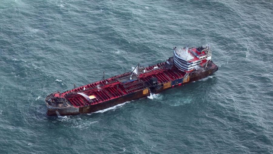 Kapal kargo yang terlibat dalam tabrakan hari Senin dengan kapal tanker bahan bakar jet di lepas pantai timur laut Inggris masih menyala. (Tangkapan Layar Video Reuters/BBC)