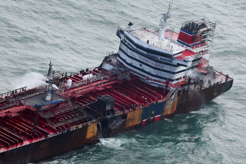 Kapal kargo yang terlibat dalam tabrakan hari Senin dengan kapal tanker bahan bakar jet di lepas pantai timur laut Inggris masih menyala. Kapal kargo yang terlibat dalam tabrakan hari Senin dengan kapal tanker bahan bakar jet di lepas pantai timur laut Inggris masih menyala. (Tangkapan Layar Video Reuters/BBC)