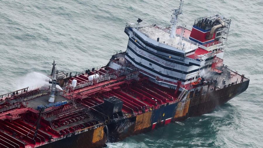 Kapal kargo yang terlibat dalam tabrakan hari Senin dengan kapal tanker bahan bakar jet di lepas pantai timur laut Inggris masih menyala. (Tangkapan Layar Video Reuters/BBC)