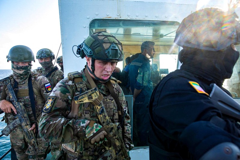 Angkatan Laut Iran, Rusia, dan China menggelar latihan militer gabungan di lepas pantai Iran, Rabu (12/3/2025). (via REUTERS/Iranian Army)